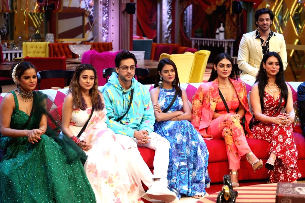 'Bigg Boss 16': Shekhar Suman roasts contestants; Vikkas, Sreejita get ...