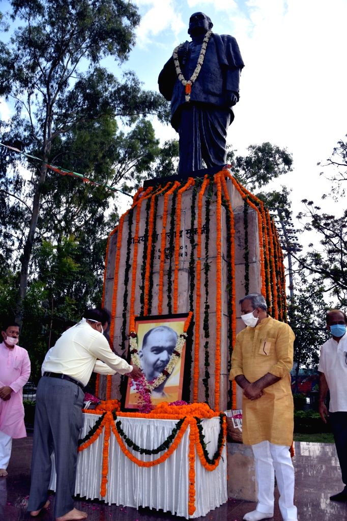 BJP leaders pay tributes to Shyama Prasad Mukherjee on his death