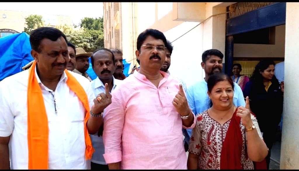 2019 Lok Sabha elections - Phase II - BJP's Ashwath Narayana Gowda, R ...