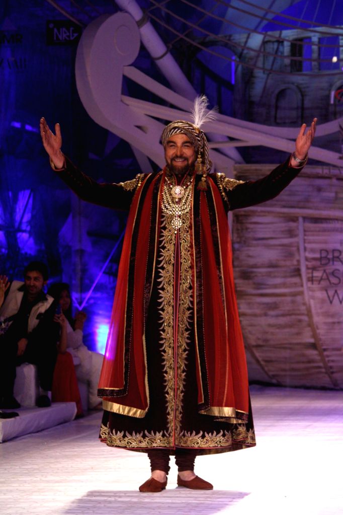 Bollywood actors Kangana Ranaut & Kabir Bedi walked the ramp for ...