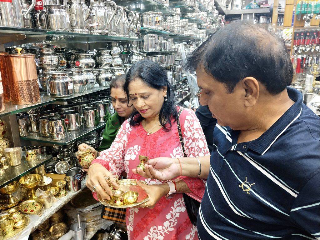 Chandigarh People buying utensils at a shop on the occasion of Dhanteras