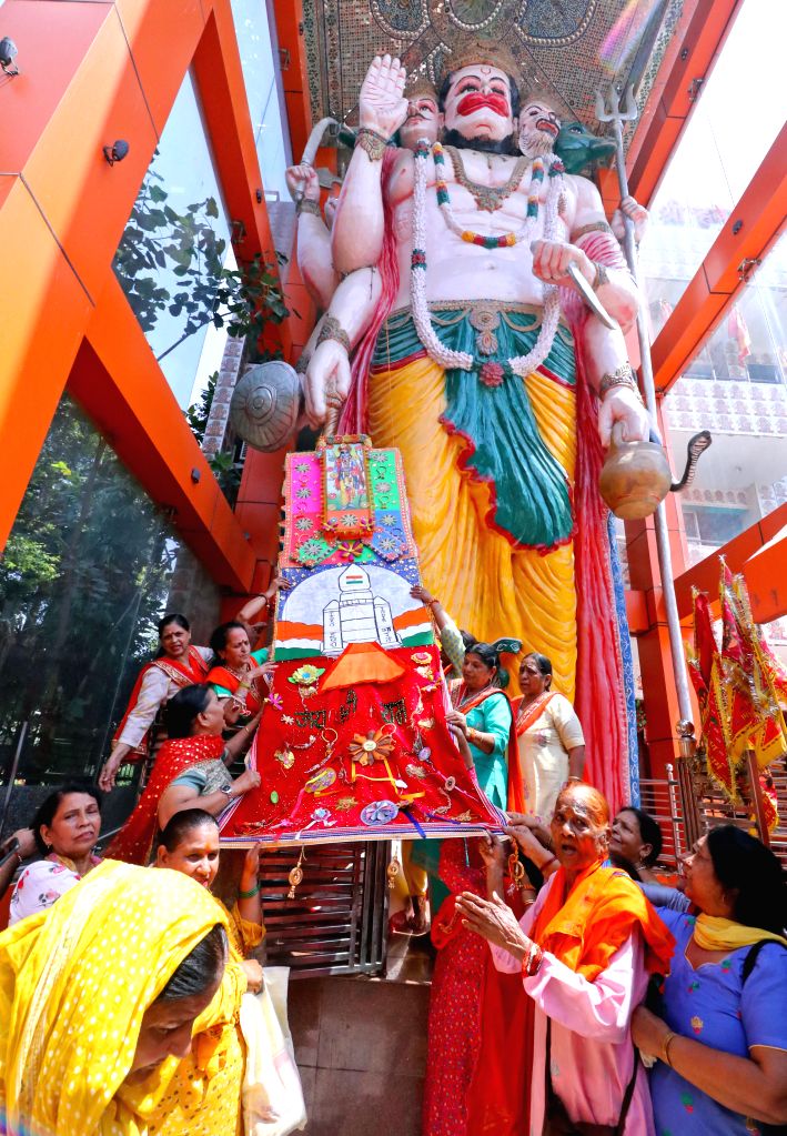 Long Raksha Chandigarh : Women devotees tie a 11 feet long 'Rakhi' to the idol of ...