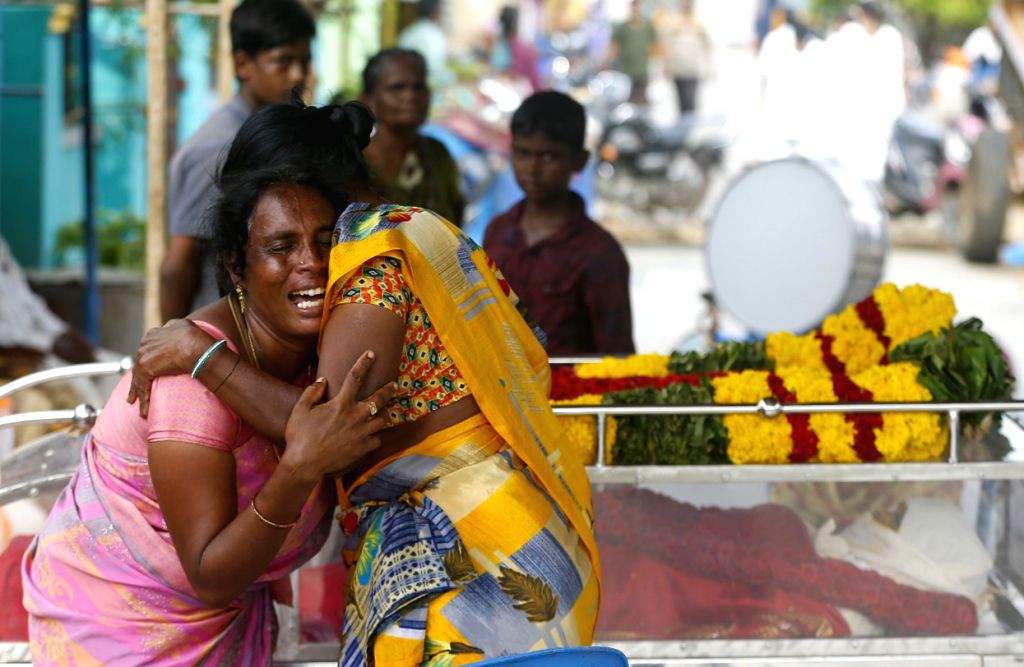 Chennai : Family members of a victim of the Kallakurichi hooch tragedy ...