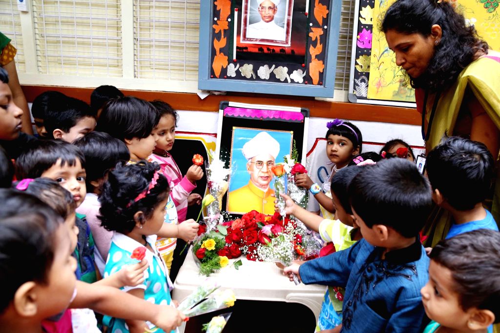 Children offering floral to Dr Sarvepalli Radhakrishnan portrait in ...