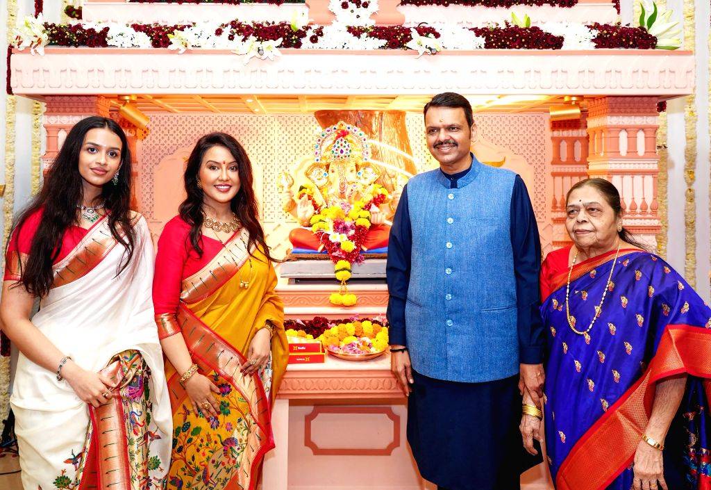 cm-fadnavis-welcomes-ganpati-bappa-at-varsha-bungalow
