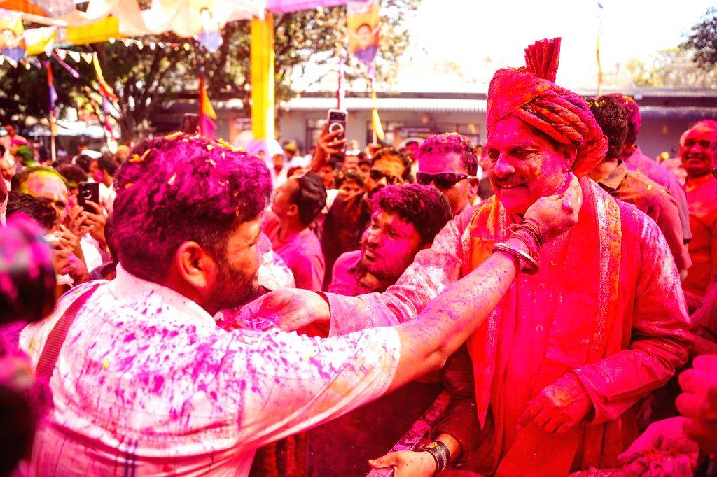 https://files.prokerala.com/news/photos/imgs/1024/cm-mohan-yadav-celebrates-holi-with-public-1986837.jpg