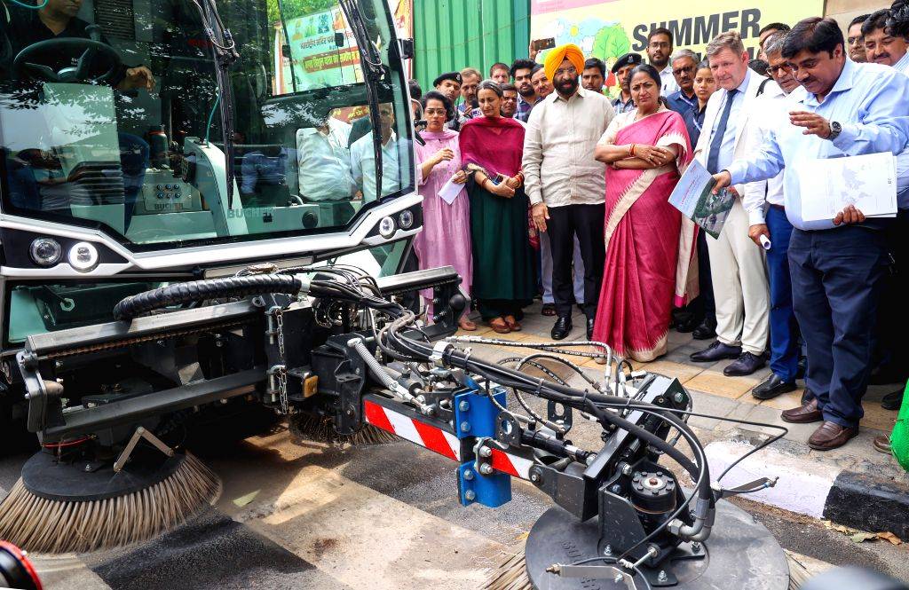CM Rekha Gupta reviews anti-pollution drive equipment