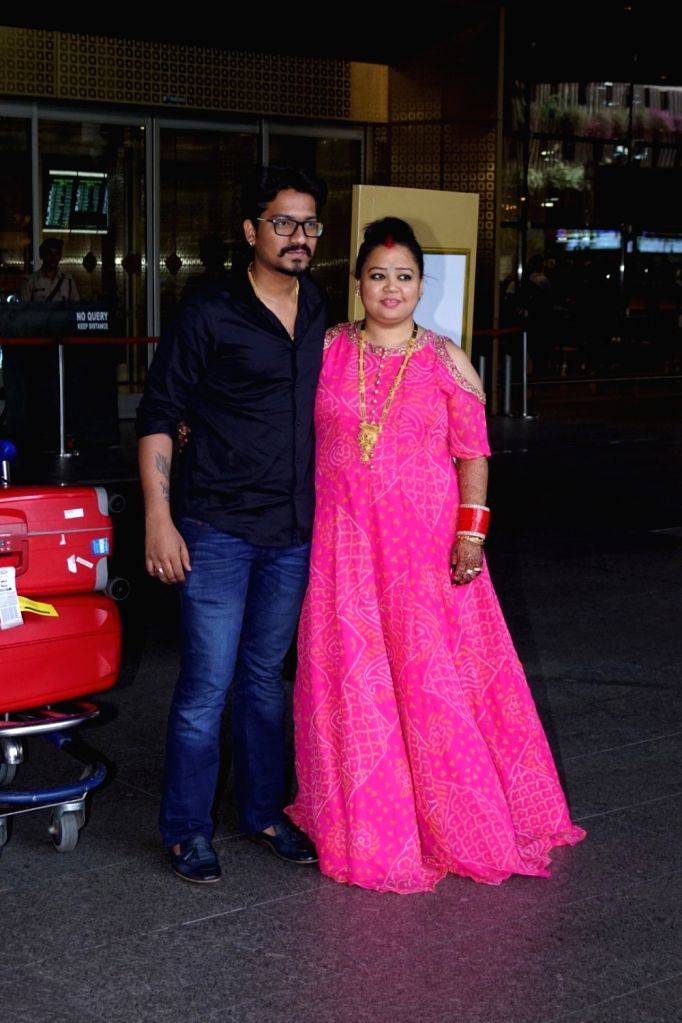 bharti-singh-haarsh-limbachiyaa-seen-at-mumbai-airport