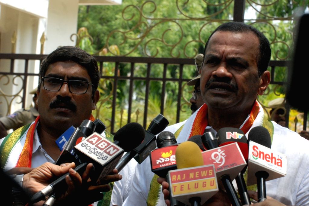 T Venkat Reddy Komatireddy Venkat Reddy meets Hyderabad Police Commissioner