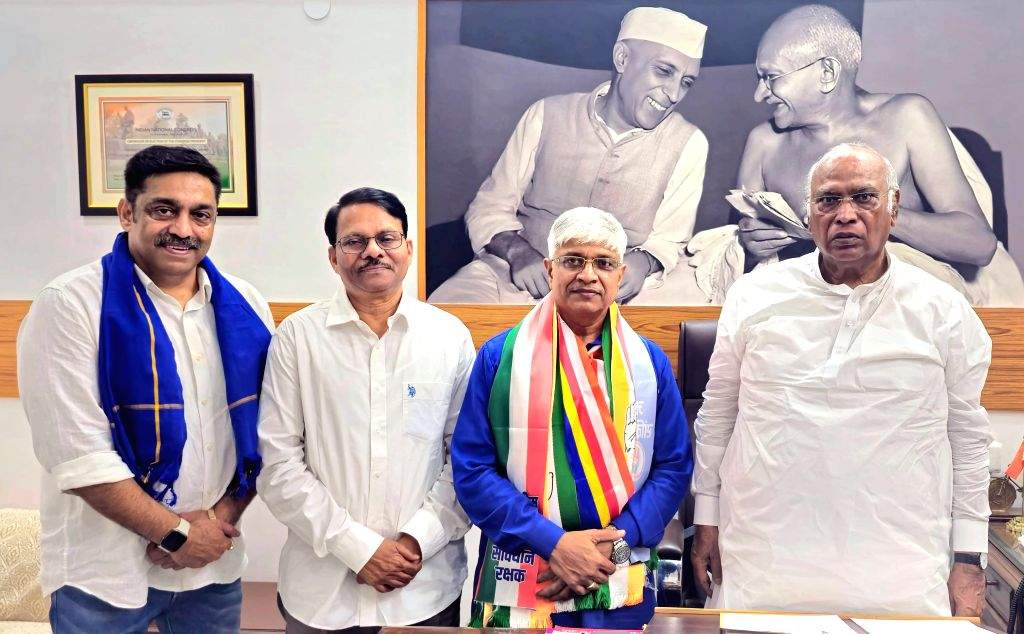 Congress President Mallikarjun Kharge welcomes AAP MLA Rajendra Gautam ...