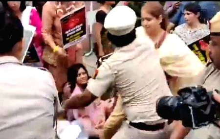 DCW to issue notice to Delhi police over manhandling of women Congress ...