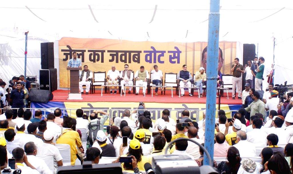 Delhi Chief Minister and AAP convener Arvind Kejriwal with party ...