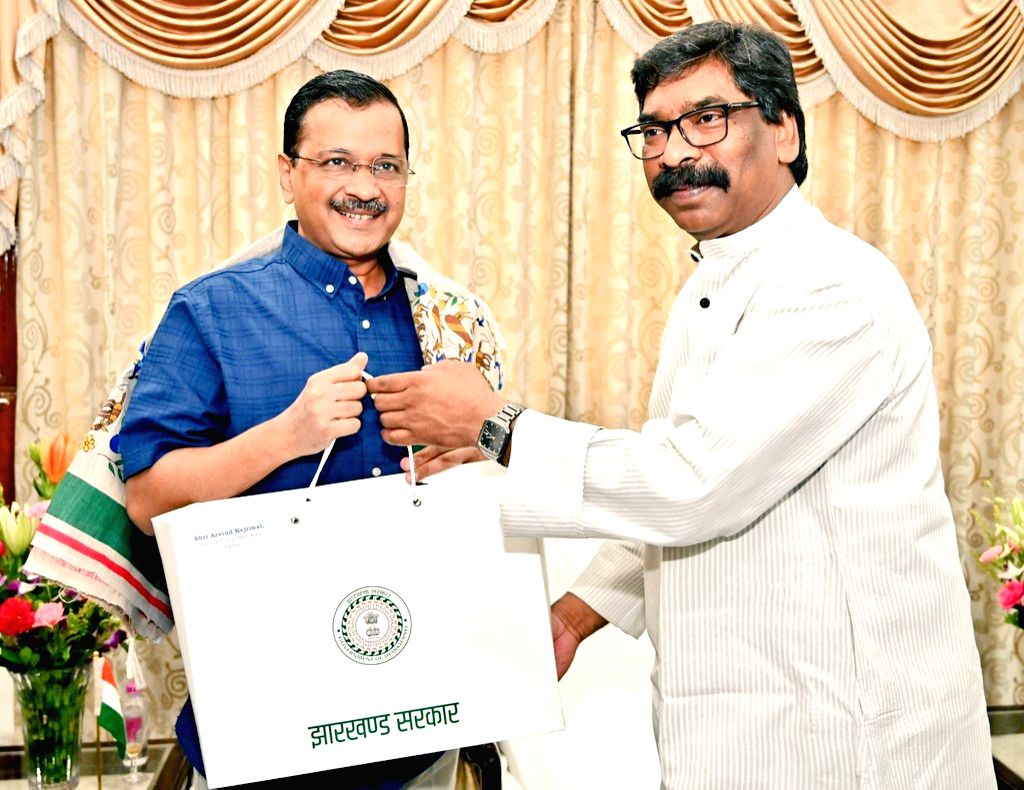Momento Ranchi :Ranchi: Delhi Chief Minister Arvind Kejriwal being presented a memento ...