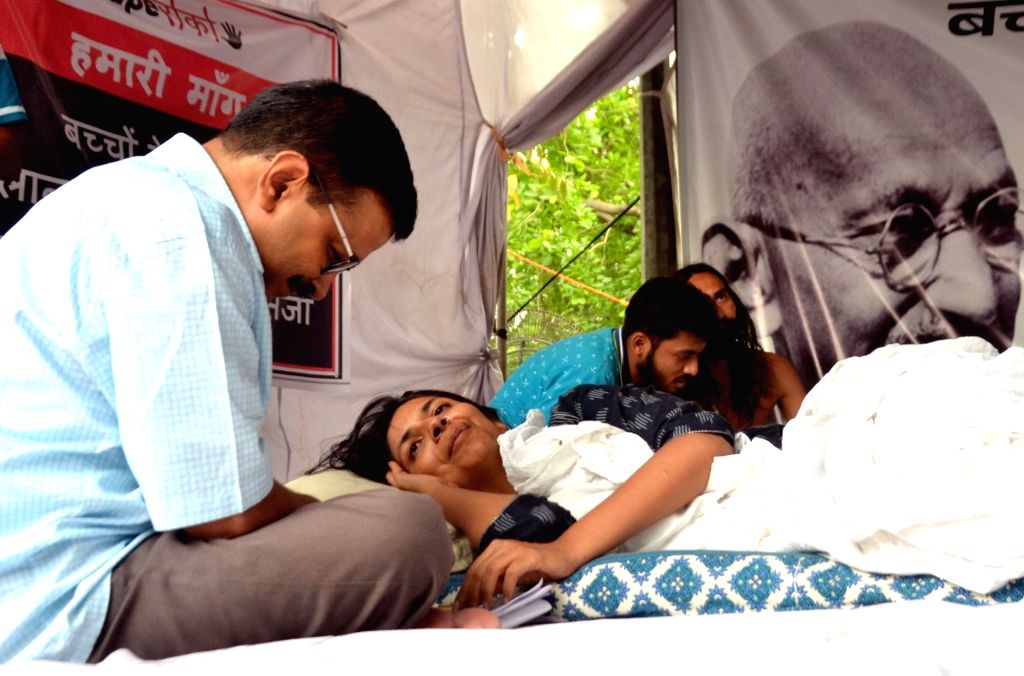 Arvind Kejriwal, Harbhajan Mann, Rajshri Ponnappa meet Maliwal on Day 8