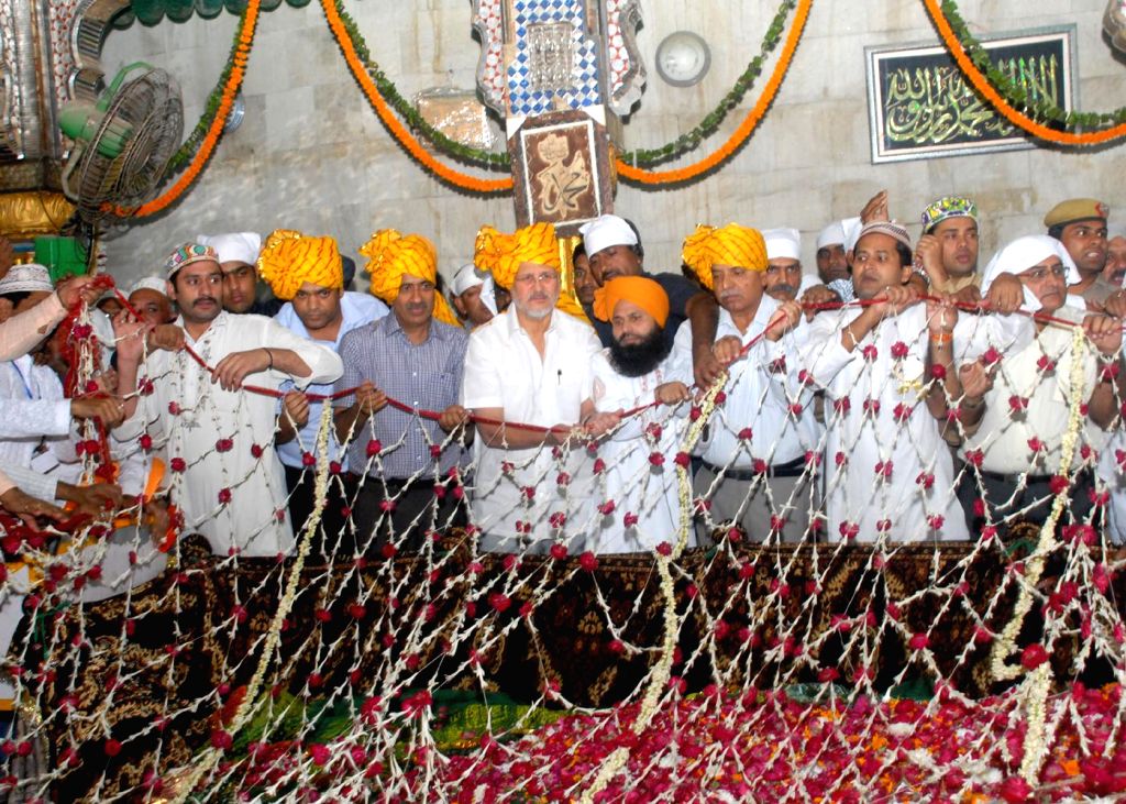 Najeeb Jung Offers Chadar At The Dargah Of Khwaja Qutbuddin Bakhtiar Kaki