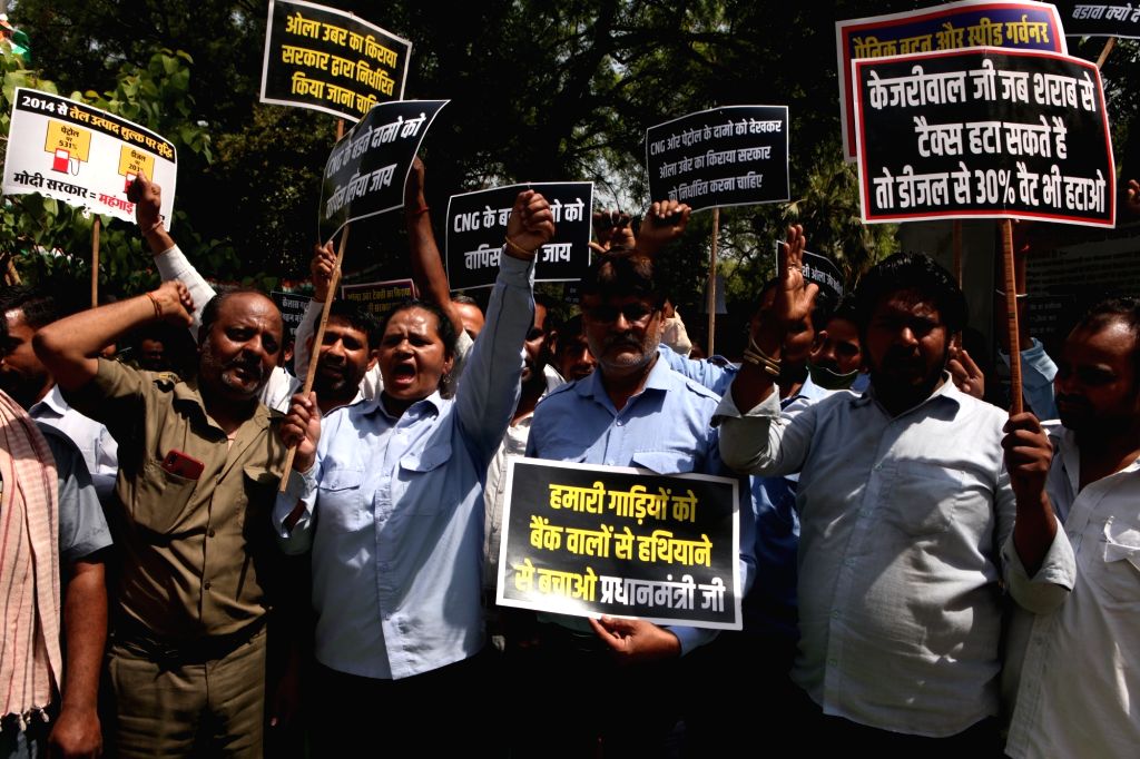 Delhi NCR Taxi Driver Union protest against CNG price hike