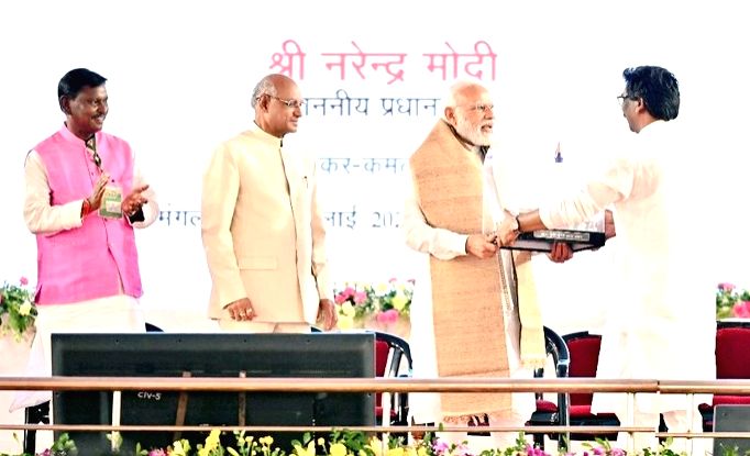 Momento Ranchi Deoghar : Prime Minister Narendra Modi being presented a memento by ...