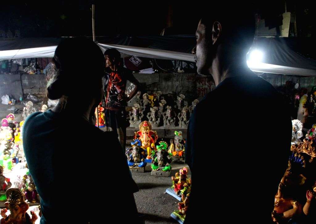 Devotees Flock to Jhandewalan for Ganesh Idols - New Delhi, Jhandewalan, Ganesh Chaturthi, Lord Ganesha, Ganesha idols, devotees, idol market, festival preparations, Hindu festival, religious celebration, shopping, Delhi, festive season