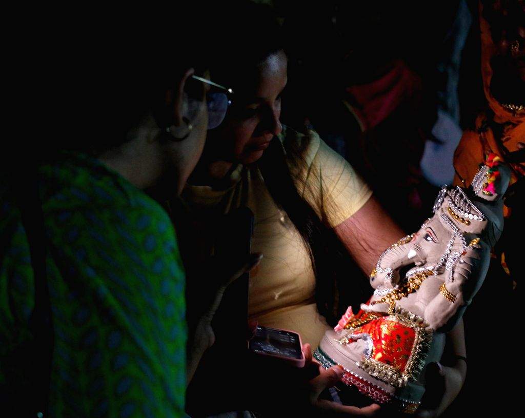 Devotees Flock to Jhandewalan for Ganesh Idols - New Delhi, Jhandewalan, Ganesh Chaturthi, Lord Ganesha, Ganesha idols, devotees, idol market, festival preparations, Hindu festival, religious celebration, shopping, Delhi, festive season
