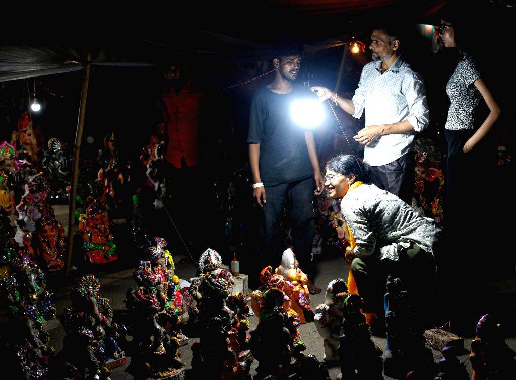Devotees Flock to Jhandewalan for Ganesh Idols - New Delhi, Jhandewalan, Ganesh Chaturthi, Lord Ganesha, Ganesha idols, devotees, idol market, festival preparations, Hindu festival, religious celebration, shopping, Delhi, festive season