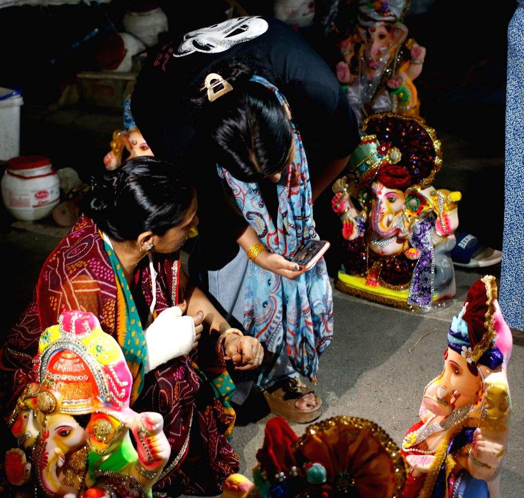 Devotees Flock to Jhandewalan for Ganesh Idols - New Delhi, Jhandewalan, Ganesh Chaturthi, Lord Ganesha, Ganesha idols, devotees, idol market, festival preparations, Hindu festival, religious celebration, shopping, Delhi, festive season