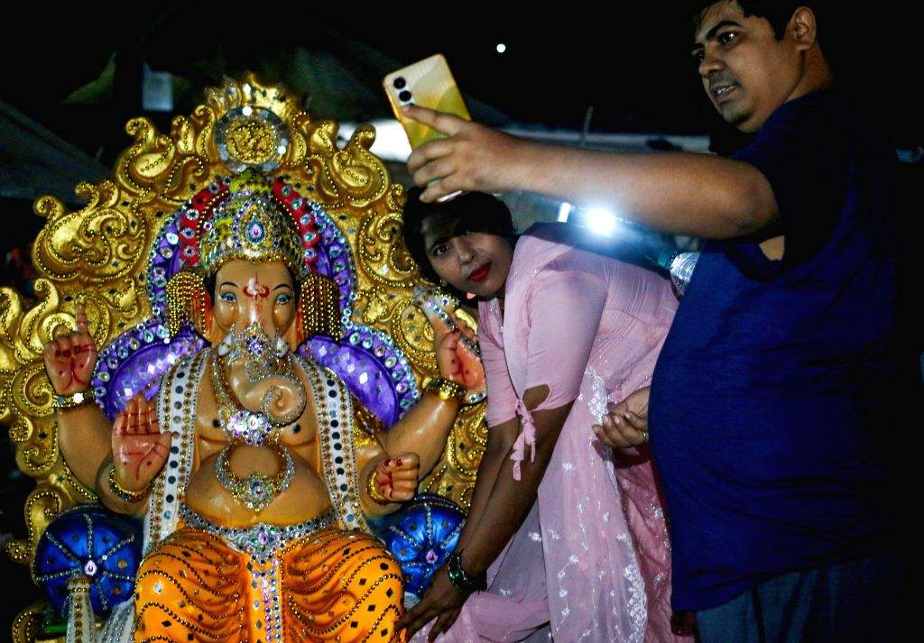 Devotees Flock to Jhandewalan for Ganesh Idols - New Delhi, Jhandewalan, Ganesh Chaturthi, Lord Ganesha, Ganesha idols, devotees, idol market, festival preparations, Hindu festival, religious celebration, shopping, Delhi, festive season