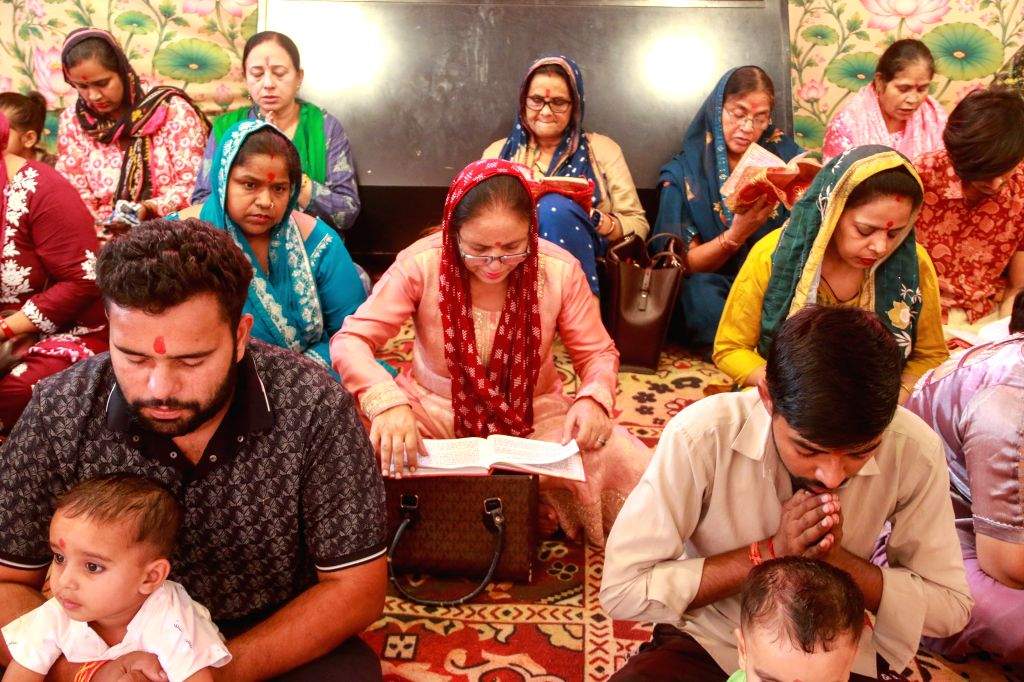 Devotees Offer Prayers at Jhandewala Temple During Sharadiya Navratri