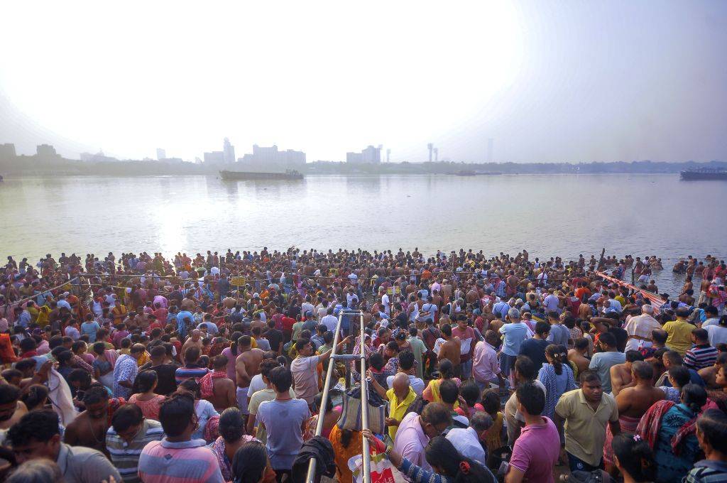 Perform Rituals Devotees Perform Mahalaya Rituals
