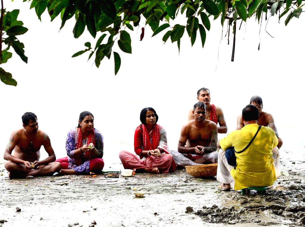 Perform Rituals Devotees Perform Tarpan Rituals on Mahalaya