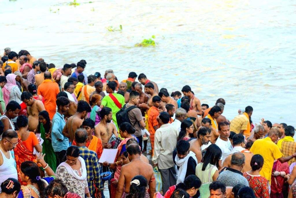 Perform Rituals Devotees Perform Tarpan Rituals on Mahalaya