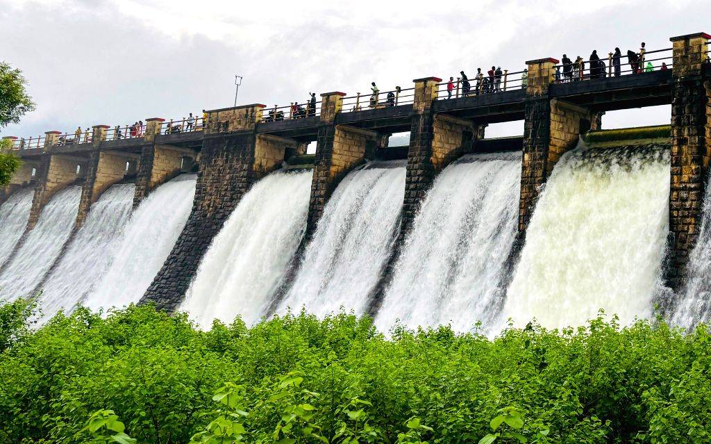 Topchanchi Waterfall-like view at Topchanchi lake