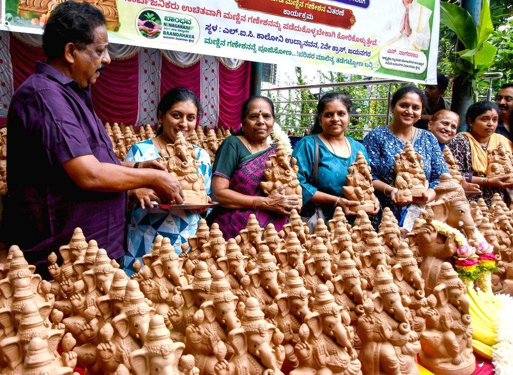 Eco-friendly Gowri Ganesha idols distributed - Gowri Ganesha festival, Ganesha festival, eco-friendly idols, clay idols, Lord Ganesha, Goddess Gowri,