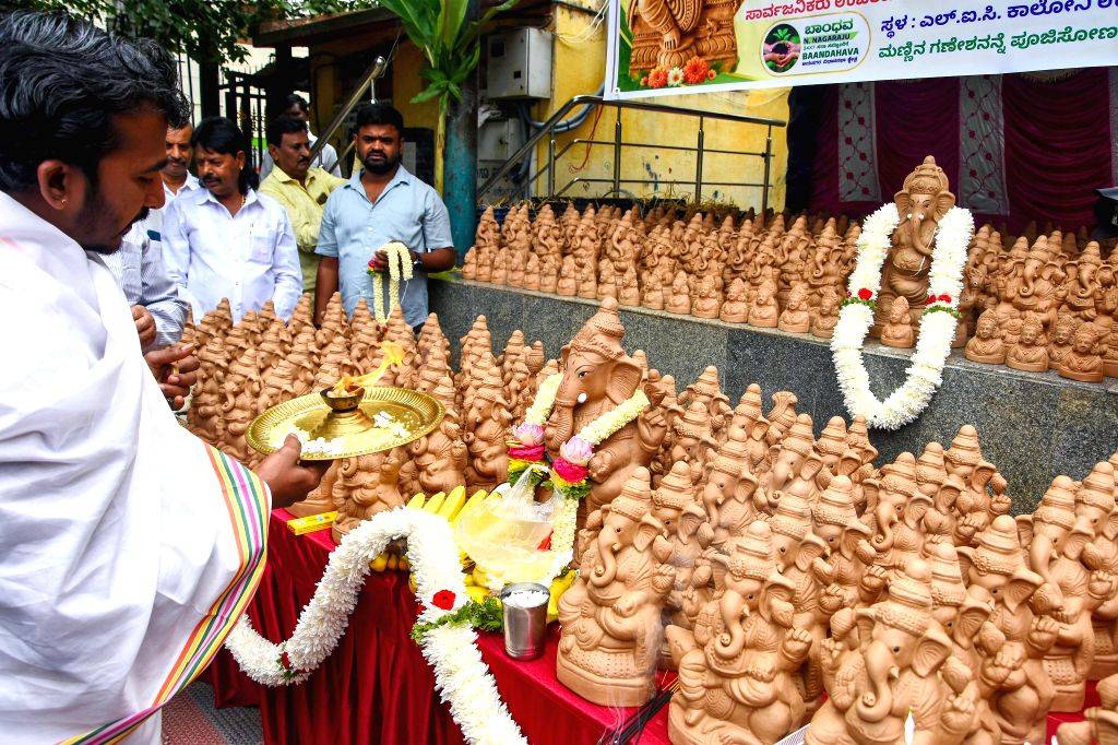 Eco-friendly Gowri Ganesha idols distributed - Gowri Ganesha festival, Ganesha festival, eco-friendly idols, clay idols, Lord Ganesha, Goddess Gowri,