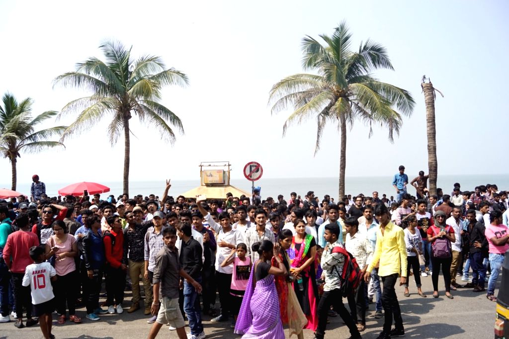 Fans celebrate Shah Rukh Khan's 52nd birthday