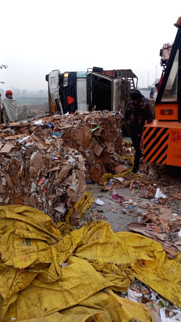 Free Photo : Fierce collision between truck and pickup, 1 killed, 2 ...