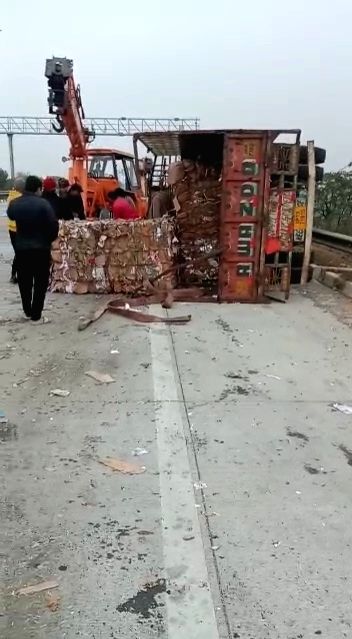 Free Photo : Fierce collision between truck and pickup, 1 killed, 2 ...