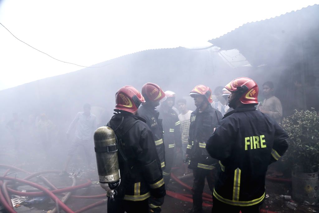 Fire guts 300 shops in Dhaka market