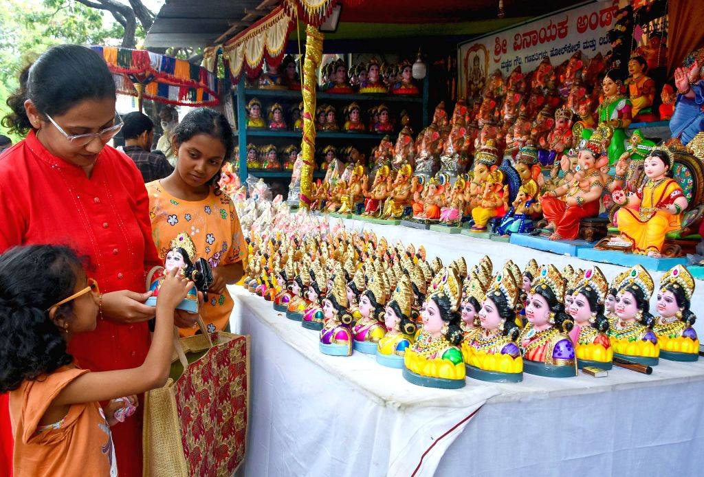 Ganesha festival shopping underway - Bengaluru, Karnataka, Mavalli, Gowri festival, Ganesha Chaturthi, Gowri Ganesha festival, Lord Ganesha idols, Goddess Gowri idols, festival shopping, devotees,