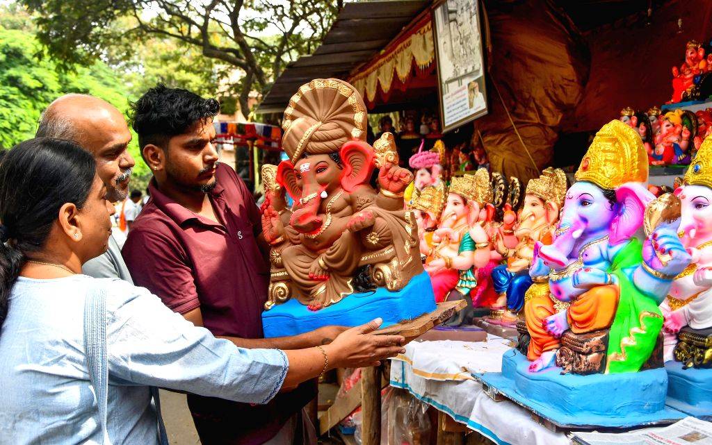 Ganesha festival shopping underway - Bengaluru, Karnataka, Mavalli, Gowri festival, Ganesha Chaturthi, Gowri Ganesha festival, Lord Ganesha idols, Goddess Gowri idols, festival shopping, devotees,