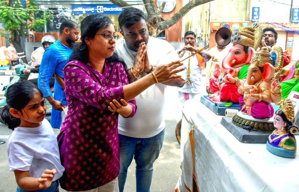 Ganesha festival shopping underway - Bengaluru, Karnataka, Mavalli, Gowri festival, Ganesha Chaturthi, Gowri Ganesha festival, Lord Ganesha idols, Goddess Gowri idols, festival shopping, devotees,