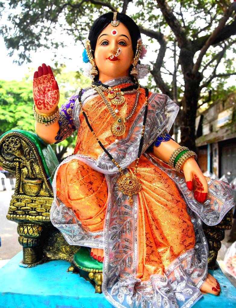 Ganesha festival shopping underway - Bengaluru, Karnataka, Mavalli, Gowri festival, Ganesha Chaturthi, Gowri Ganesha festival, Lord Ganesha idols, Goddess Gowri idols, festival shopping, devotees,