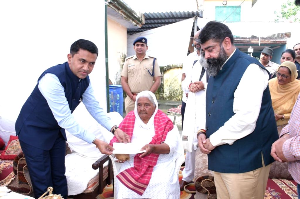 Free Photo : Goa CM honours wife of martyr Sardar Karnail Singh in Haryana