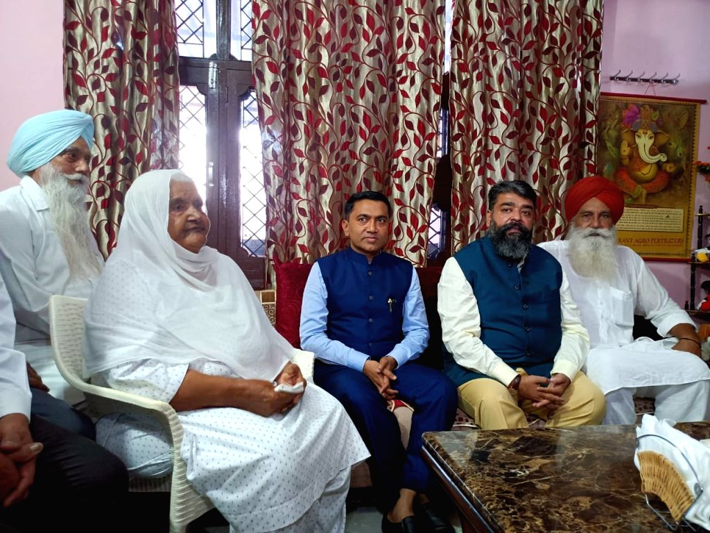 Free Photo : Goa CM honours wife of martyr Sardar Karnail Singh in Haryana