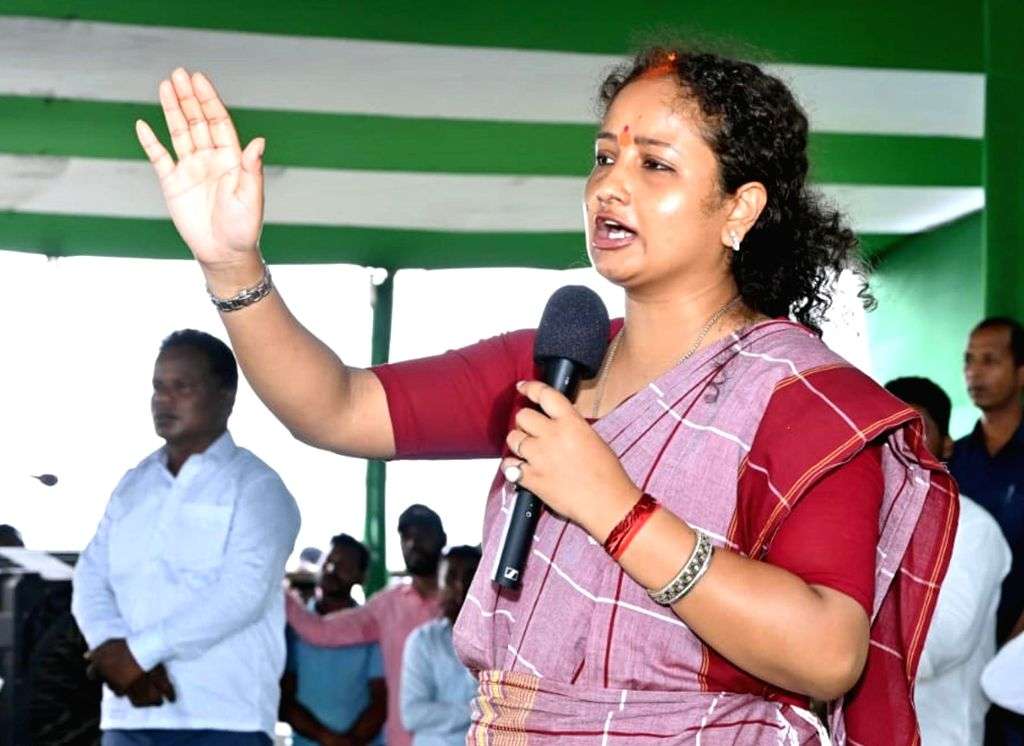JMM Leader Kalpana Soren addresses an election campaign rally