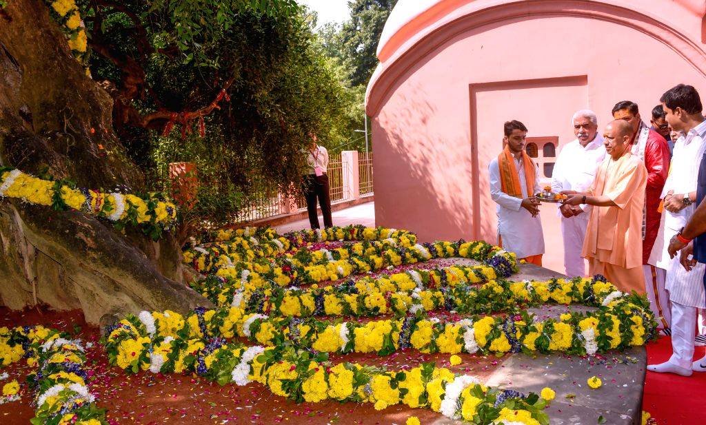 Pray Computer Kanpur Nagar: Yogi Adityanath Offers Prayers at Valmiki Ashram Temple