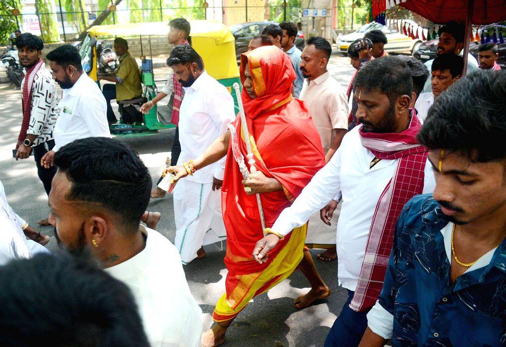 Karaga Carrier Gnanendra Performs Rituals