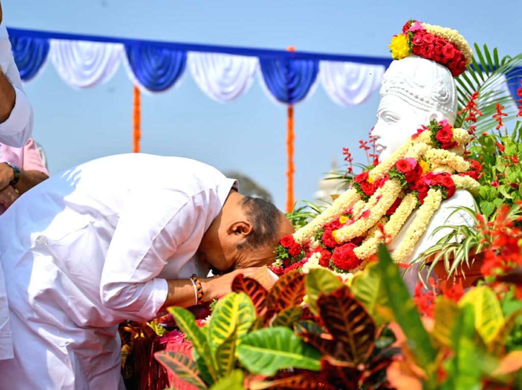 Bengaluru : Karnataka Chief Minister Basavaraj Bommai pays tribute to ...