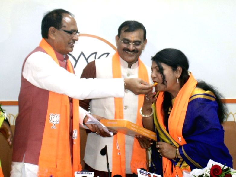 : Bhopal :Katni's Independent Mayor Preeti Suri today joined BJP