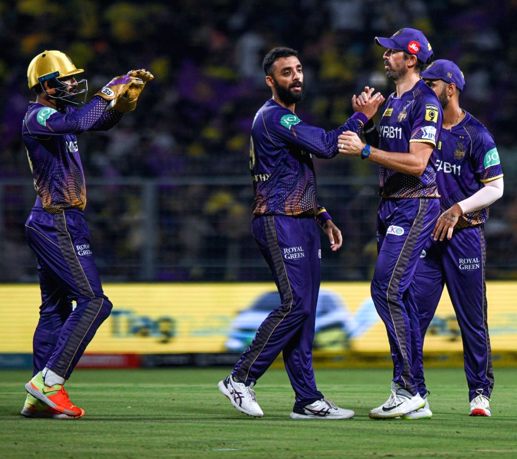 Kkr Bowler Varun Chakaravarthy With Teammates Celebrate The Dismissal