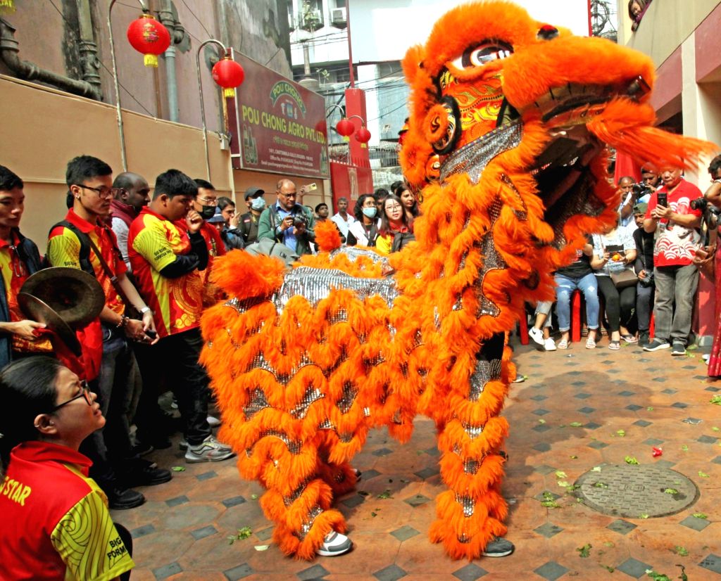 Kolkata : Chinese artists perform dragon dance to celebrate Lunar New Year